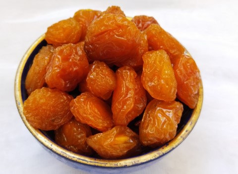 آلو بخارا ارگانیک با کیفیت طبیعی و طعم سالم